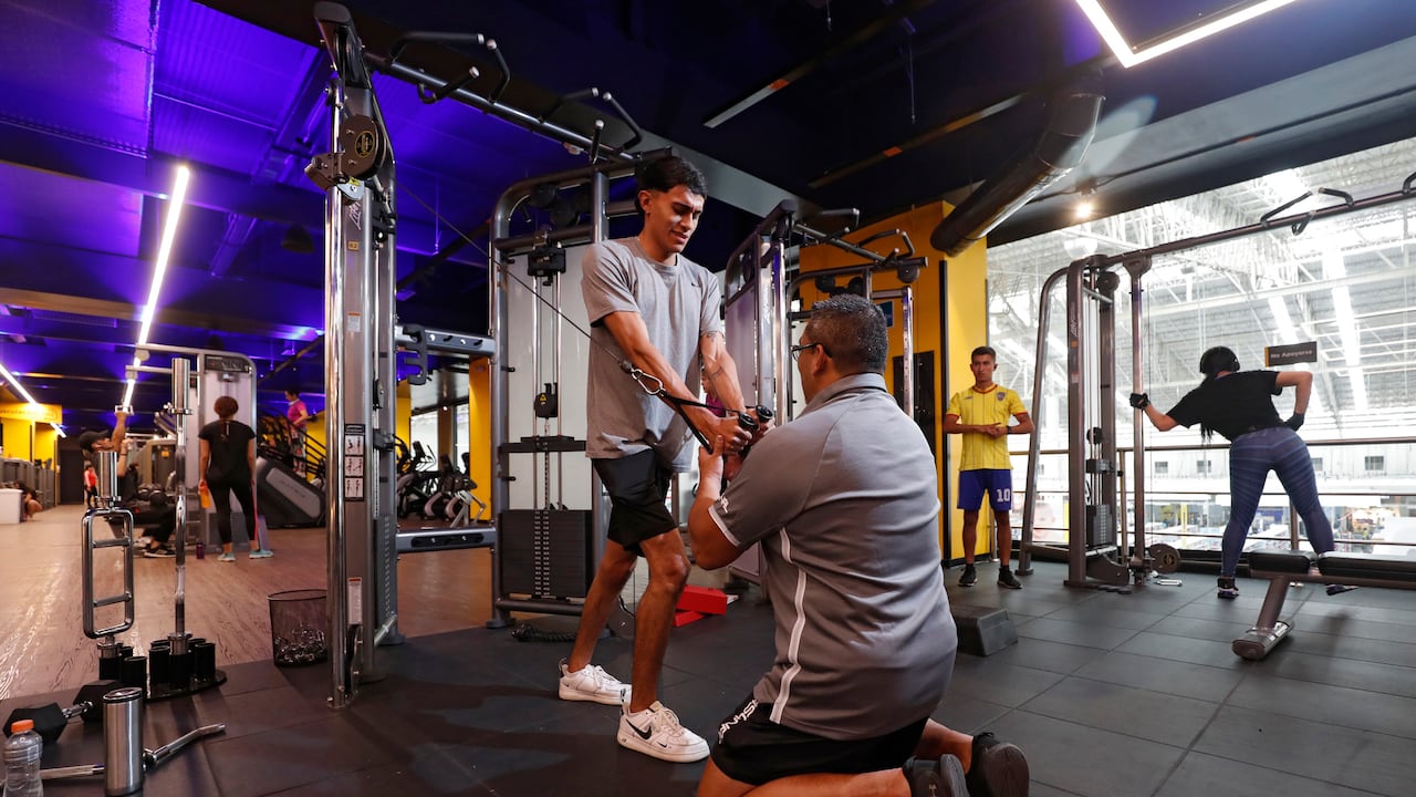 Un joven realiza una rutina de ejercicio en Smart Fit - Foto Guillermo Torres Reina / Semana