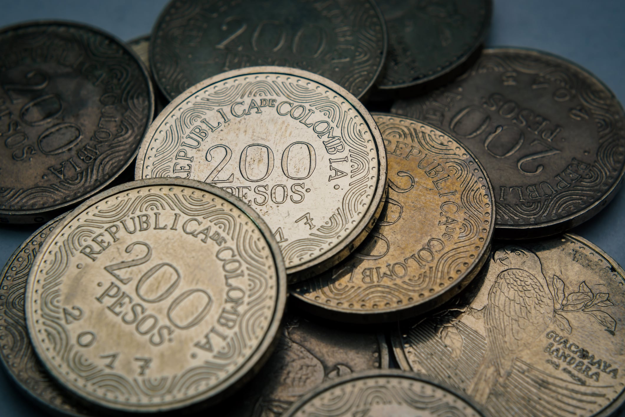 La idea de que una moneda estabiliza la señal no tiene fundamentos científicos claros.