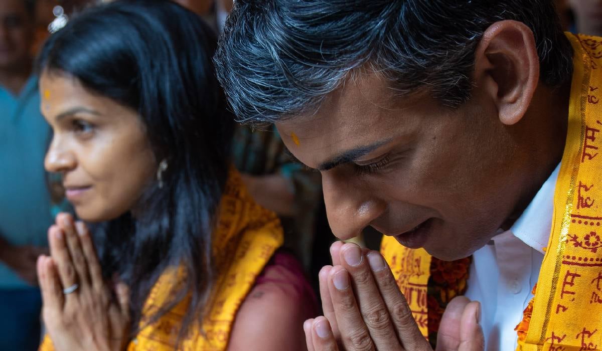 Akshata creció en Bangalore, con su rico padre, y bajo la educación estricta de su madre Sudha Murty,
primera mujer en ser nombrada ingeniera del grupo automóvil Tata Motors.