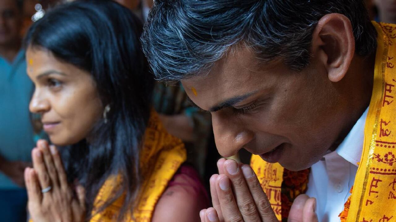 Akshata creció en Bangalore, con su rico padre, y bajo la educación estricta de su madre Sudha Murty,
primera mujer en ser nombrada ingeniera del grupo automóvil Tata Motors.