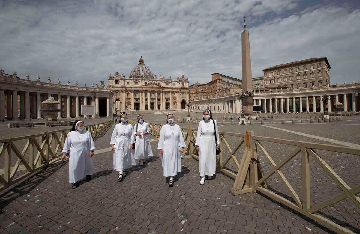 Las monjas de St. Elisabeth con máscaras faciales para evitar la propagación de covid-19 abandonan la Plaza de San Pedro después de visitar la Basílica de San Pedro en el Vaticano el día de su reapertura, el lunes 18 de mayo de 2020. Italia está levantando lentamente las restricciones sanitarias después de un bloqueo por el coronavirus de dos meses. (Foto AP / Alessandra Tarantino)