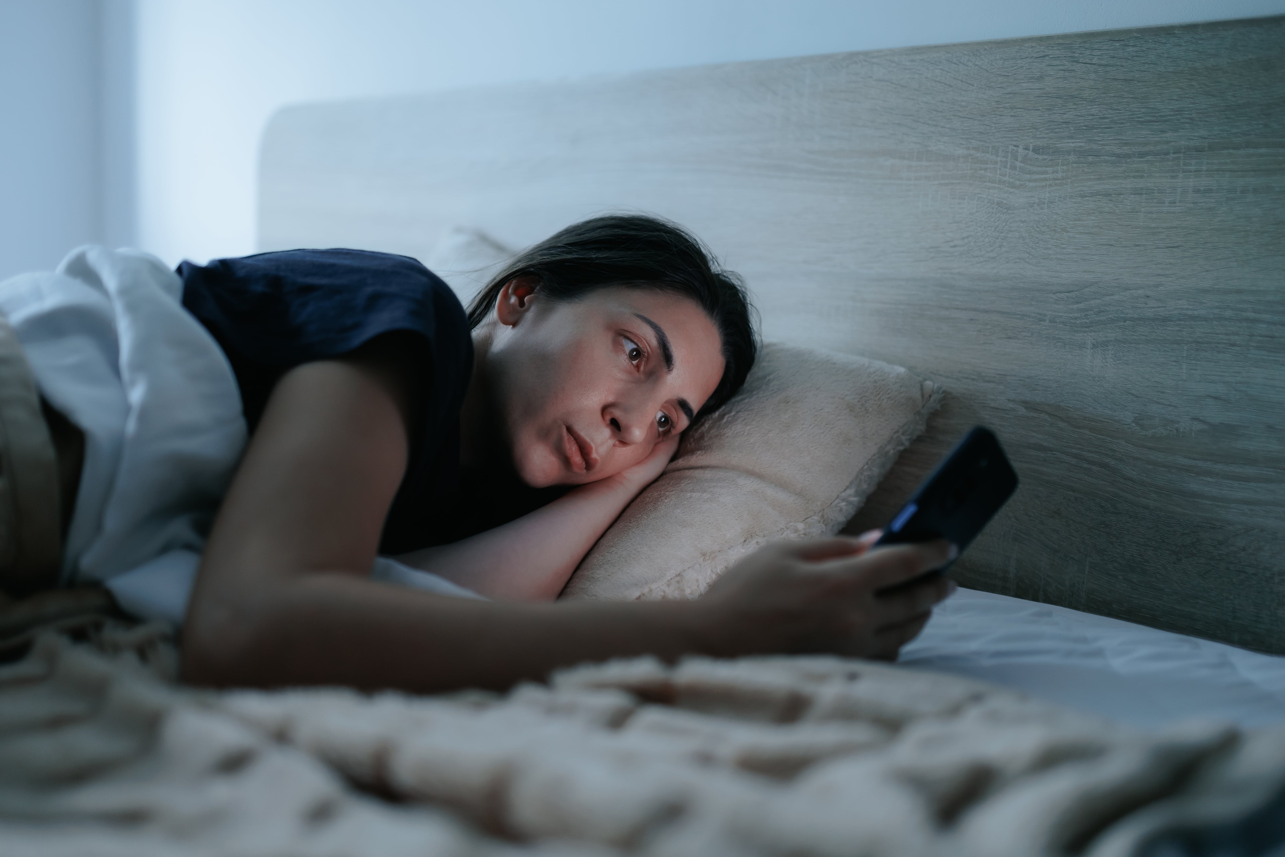 El uso del celular genera una respuesta de dopamina en el cerebro.