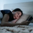 El uso del celular genera una respuesta de dopamina en el cerebro.