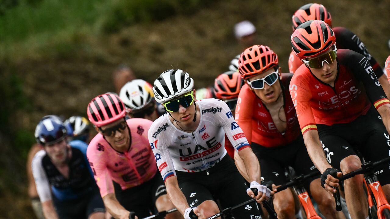 Imagen del pelotón de carrera, este domingo 30 de junio, por la etapa 2 del Tour de Francia. En la imagen, de blanco, aparece Tadej Pogacar.