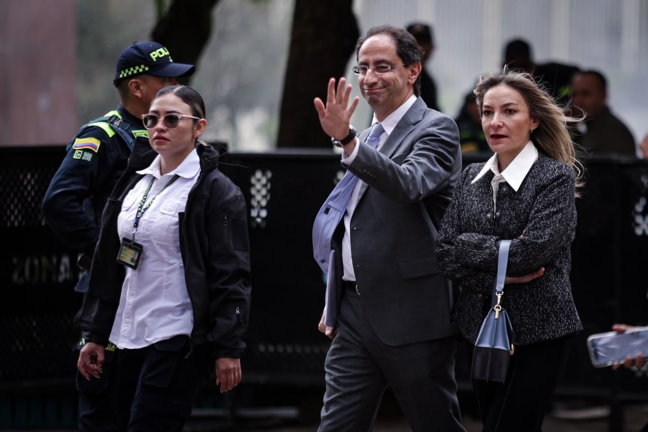 EMPALME EN EL BANCO DE LA REPÚBLICA
Abelardo De La Espriella, Omar Bula, Mauricio Gómez, Rodrigo Lara
