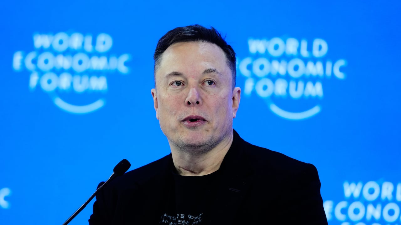 Una proyección sobre la economía mundial fue uno de los puntos centrales de la intervención de Elon Musk.