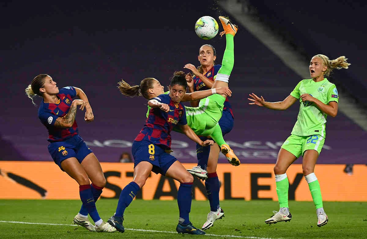 Ewa Pajor, jugadora del Wolfsburg, remata de chilena durante el partido de fútbol por las semifinales de la Liga de Campeones Femenina entre Wolfsburg y Barcelona, en San Sebastián, España. Imagen tomada el martes 25 de agosto. Foto: Gabriel Bouys / AP 