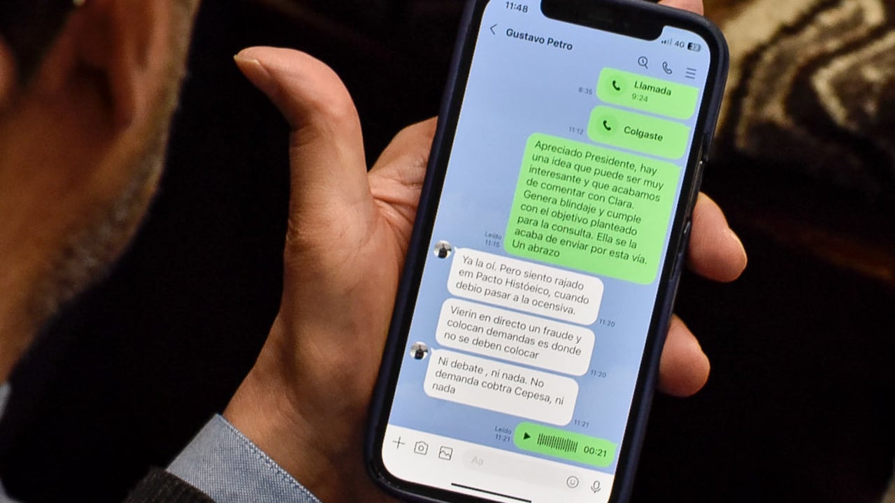 Bogotá. Junio 04 de 2025. En la plenaria del Senado, se evidenció un intercambio de mensajes entre el senador Iván Cepeda y el presidente Gustavo Petro, en el que dialogan sobre la propuesta de la consulta popular. (Colprensa - Cristian Bayona).