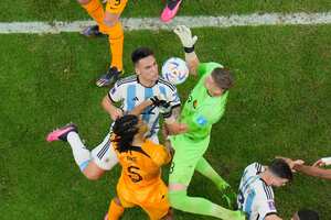 El arquero Andries Noppert de Holanda hace una atajada durante el partido de fútbol de cuartos de final de la Copa Mundial entre Holanda y Argentina, en el Estadio Lusail en Lusail, Qatar, el sábado 10 de diciembre de 2022.