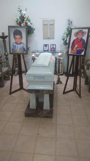 El cuerpo del pequeño Maximiliano Tabares está siendo velado por sus familiares y allegados.