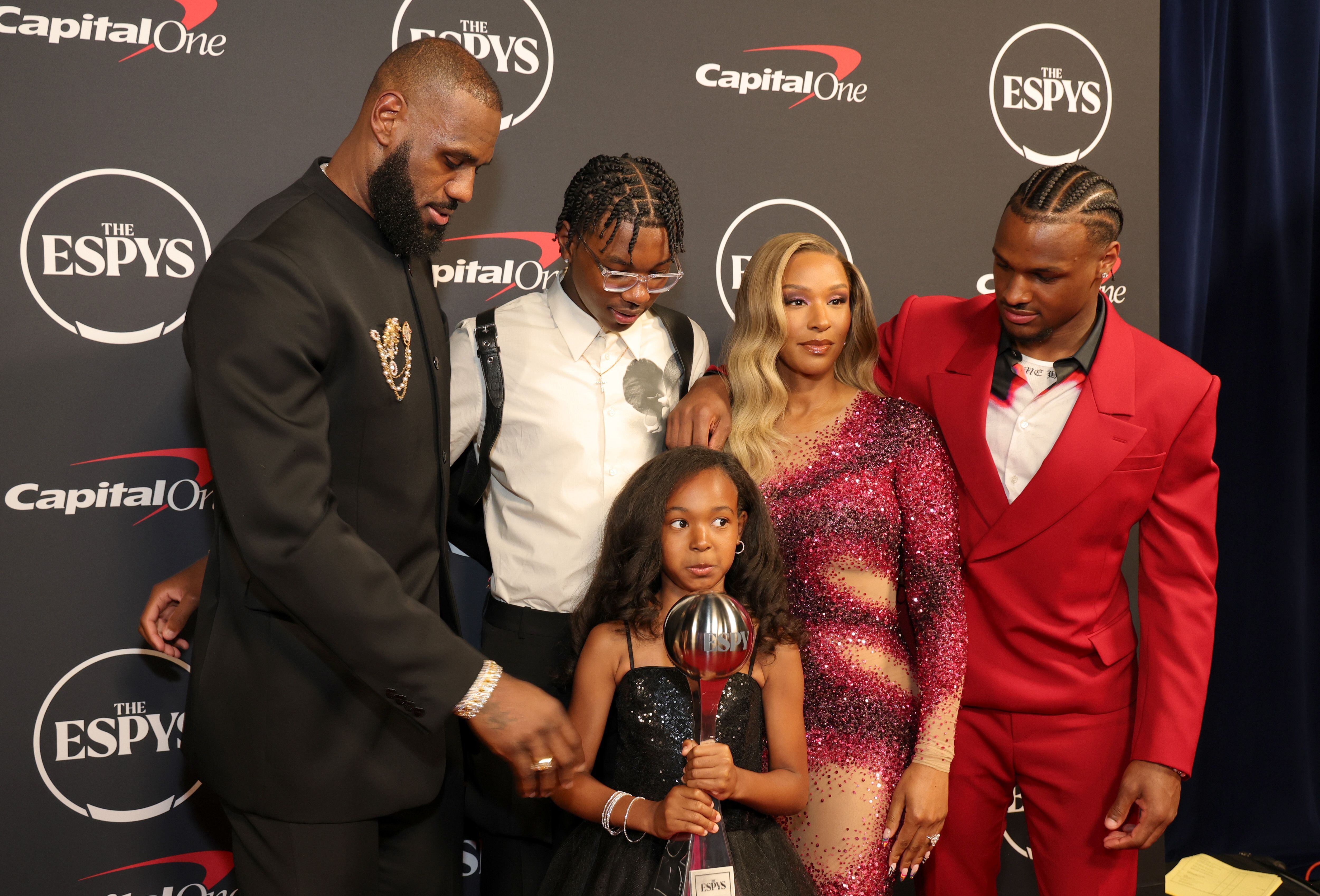 LeBron James, ganador de la Mejor Actuación Récord, Bryce James, Zhuri James, Savannah James y Bronny James asisten a los Premios ESPY 2023 en Dolby Theatre el 12 de julio de 2023 en Hollywood, California. (Foto de Kevin Mazur/Getty Images)