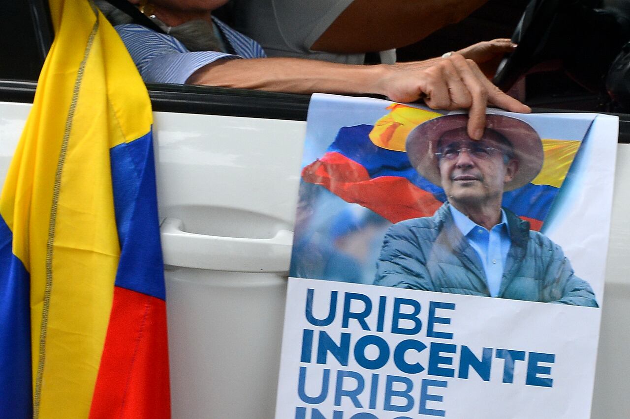 En apoyo al expresidente Álvaro Uribe, en medio del juicio que se adelanta en su contra, cientos de caleños recorrían, en caravana, las principales vías de Cali. Foto Jorge Orozco.