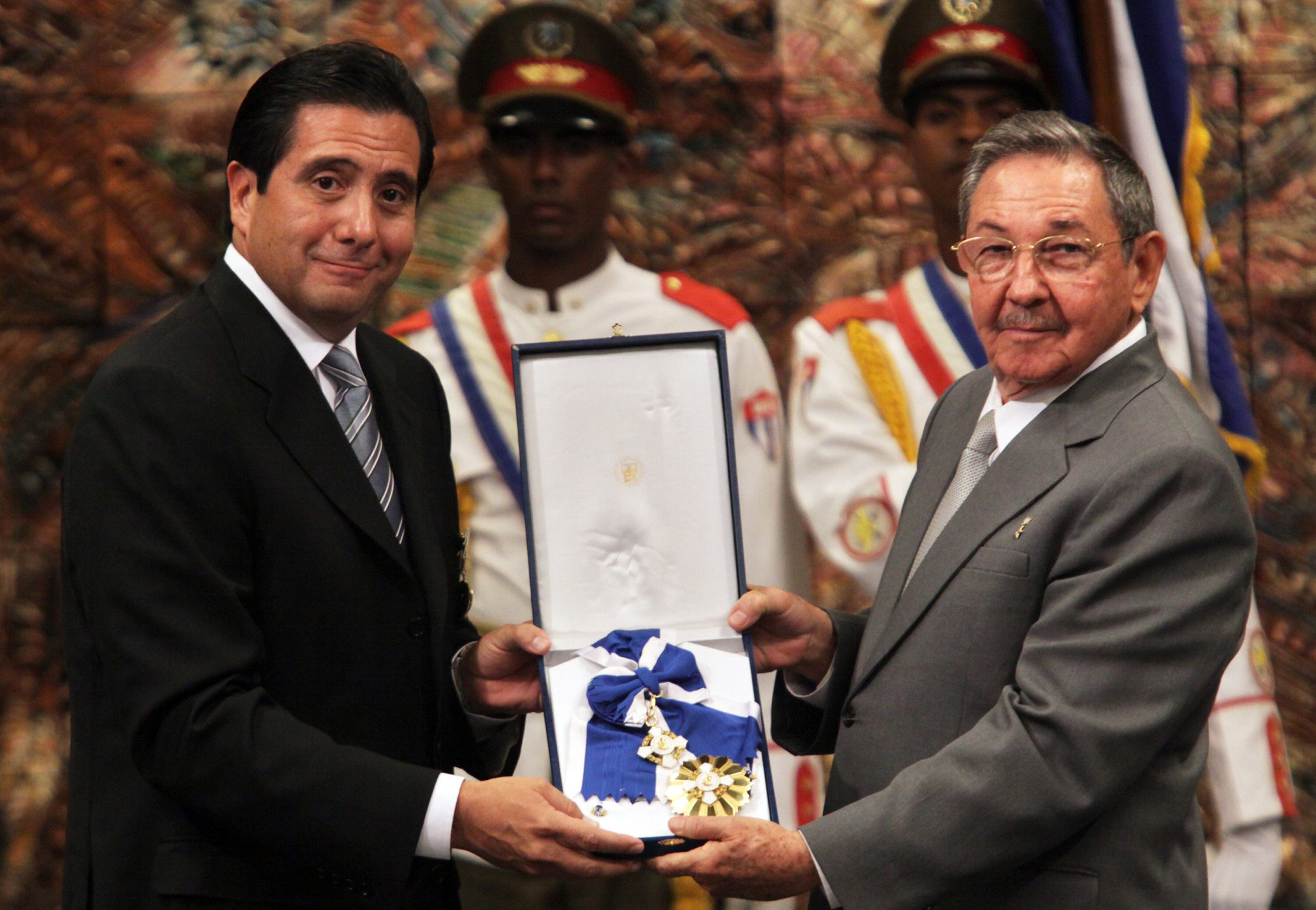 El Presidente de Cuba, Raúl Castro (R), acepta la medalla Omar Torrijos en nombre del ex Presidente cubano Fidel Castro de manos del Presidente de Panamá, Martín Torrijos (L), en el Consejo de Estado cubano el 5 de enero de 2009 en La Habana, Cuba.