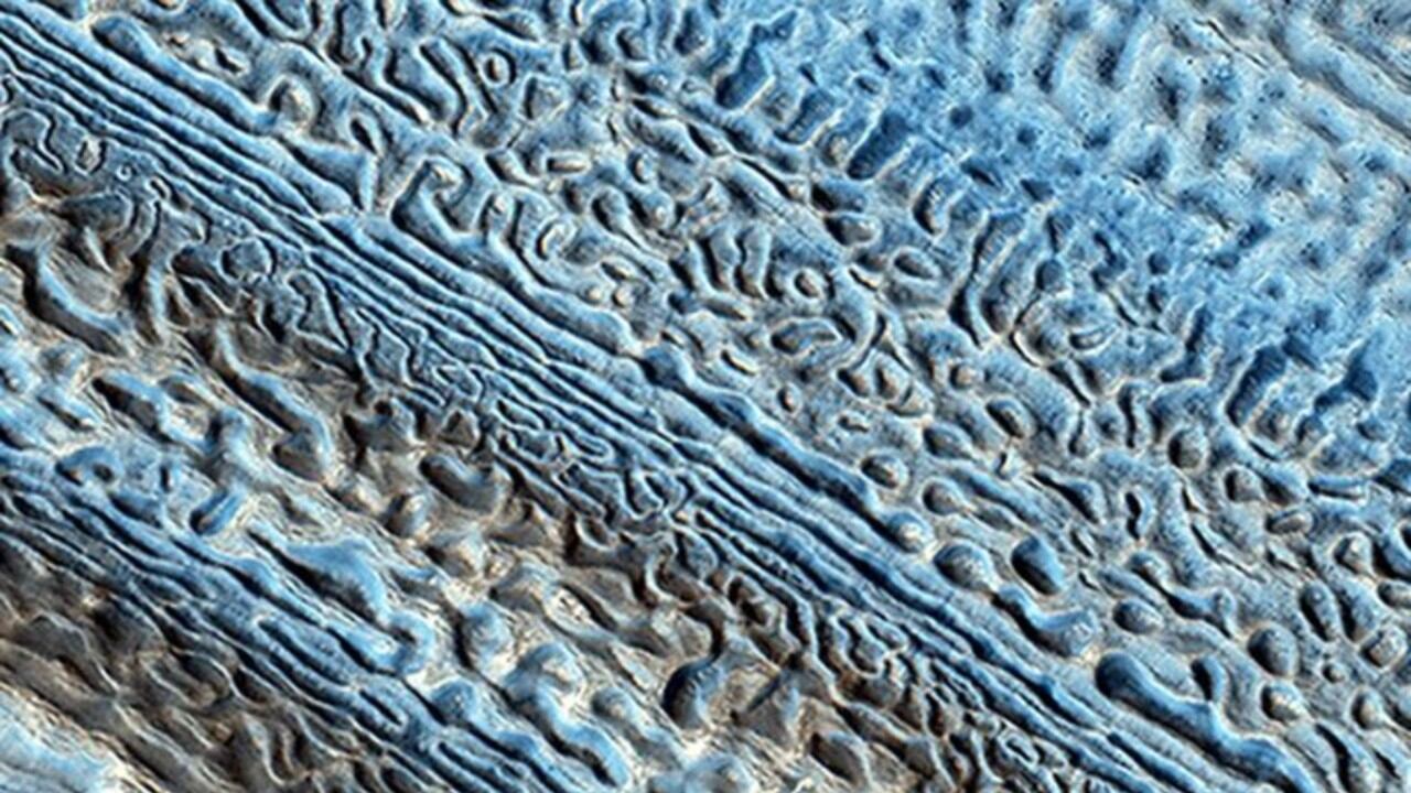 Un ejemplo del terreno de 'coral-cerebro' de Marte capturado por la cámara HiRISE a bordo del Mars Reconnaissance Orbiter.