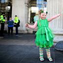 Willow O'Brien sostiene una bandera de Irlanda en el Día de San Patricio, fuera del GPO en Dublín, Irlanda, el miércoles 17 de marzo de 2021. Las celebraciones del Día de San Patricio se cancelaron por segundo año consecutivo debido a la crisis del COVID-19. Foto: AP / Peter Morrison.