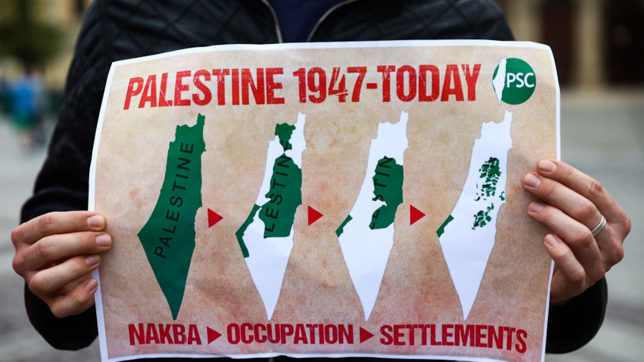 La gente demuestra solidaridad con Palestina en la plaza principal de Cracovia, Polonia, el 13 de mayo de 2021 (Foto de Beata Zawrzel/NurPhoto vía Getty Images)