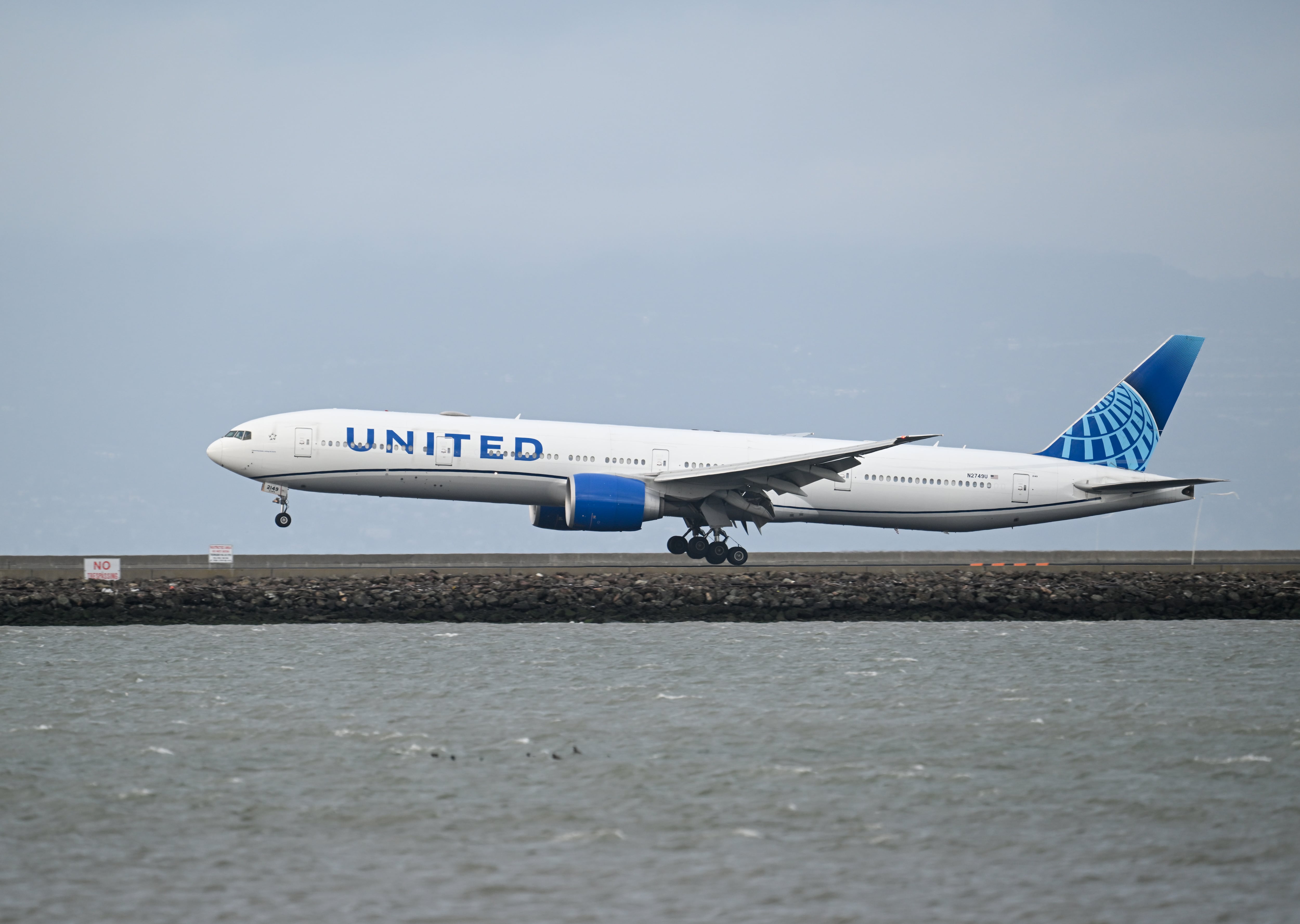 La aerolínea prometió aliviar el impasse con los pasajeros