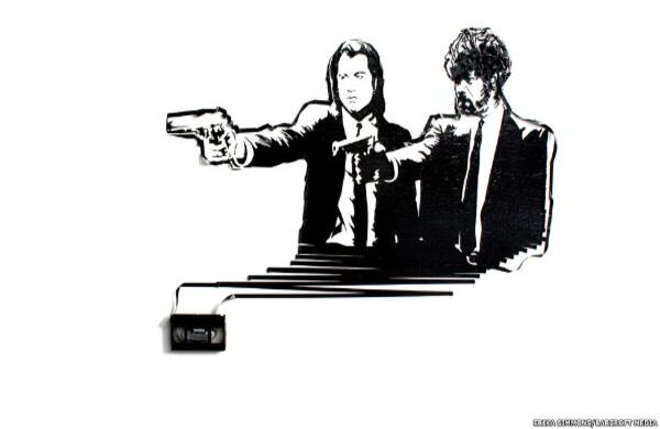 La artista empleó una vieja copia de una cinta de video VHS del film de Quentin Tarantino, Pulp Fiction, para representar una escena de la película mostrando a los actores John Travolta y Samuel L. Jackson.