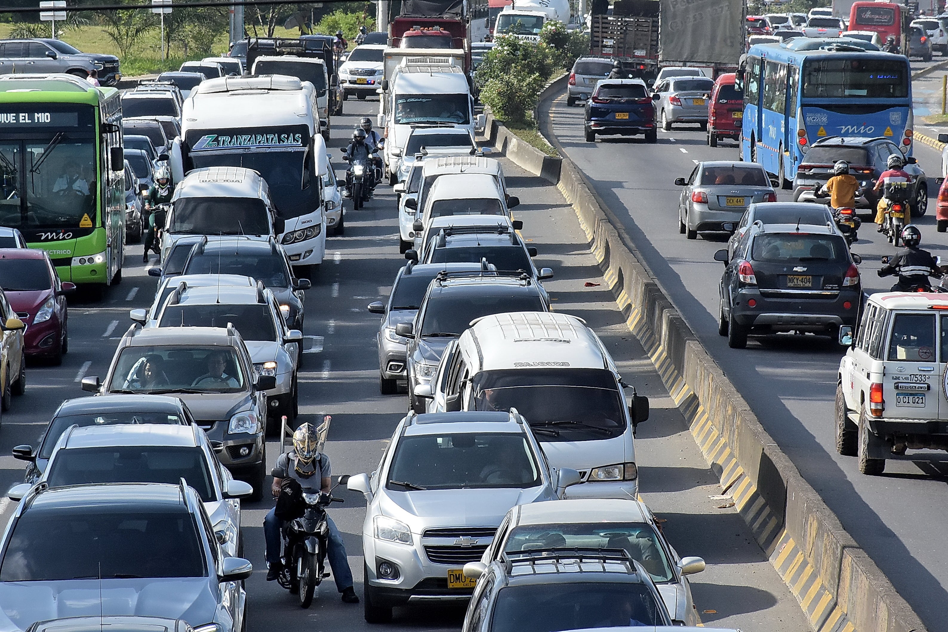 Trancón Vía Cali-Jamundí, por cambios de sentido vehicular en la Cra 122.