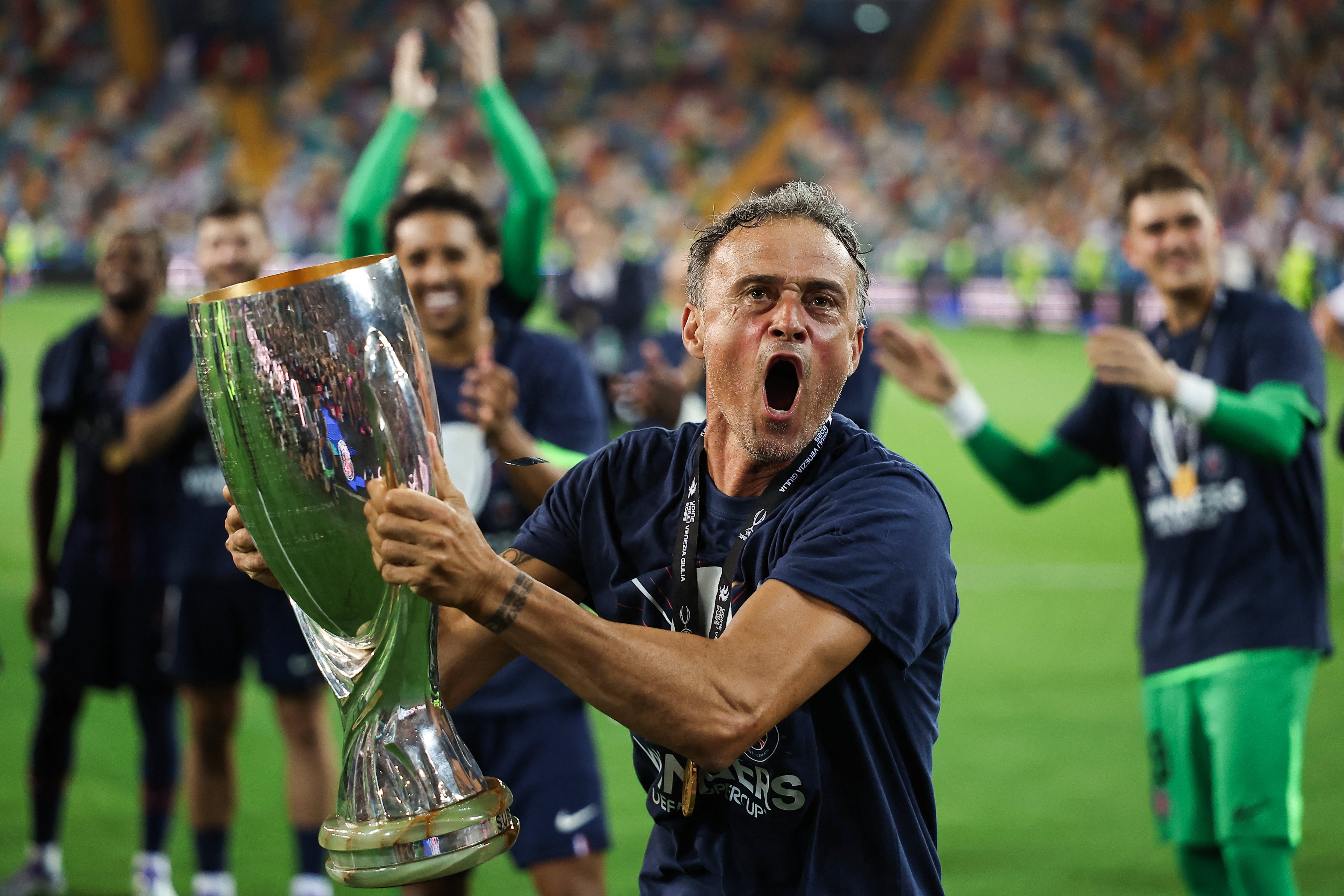 El entrenador español del Paris Saint-Germain, Luis Enrique, celebra con el trofeo tras ganar la final de la Supercopa de la UEFA 2025 entre el Paris Saint-Germain (FRA) y el Tottenham Hotspur FC (ENG) en el estadio Friuli, en Udine, el 13 de agosto de 2025. (Foto de FRANCK FIFE / AFP)