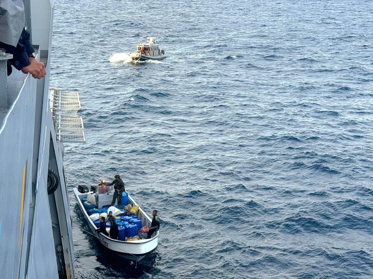Armada interceptó lancha con dos toneladas de marihuana.