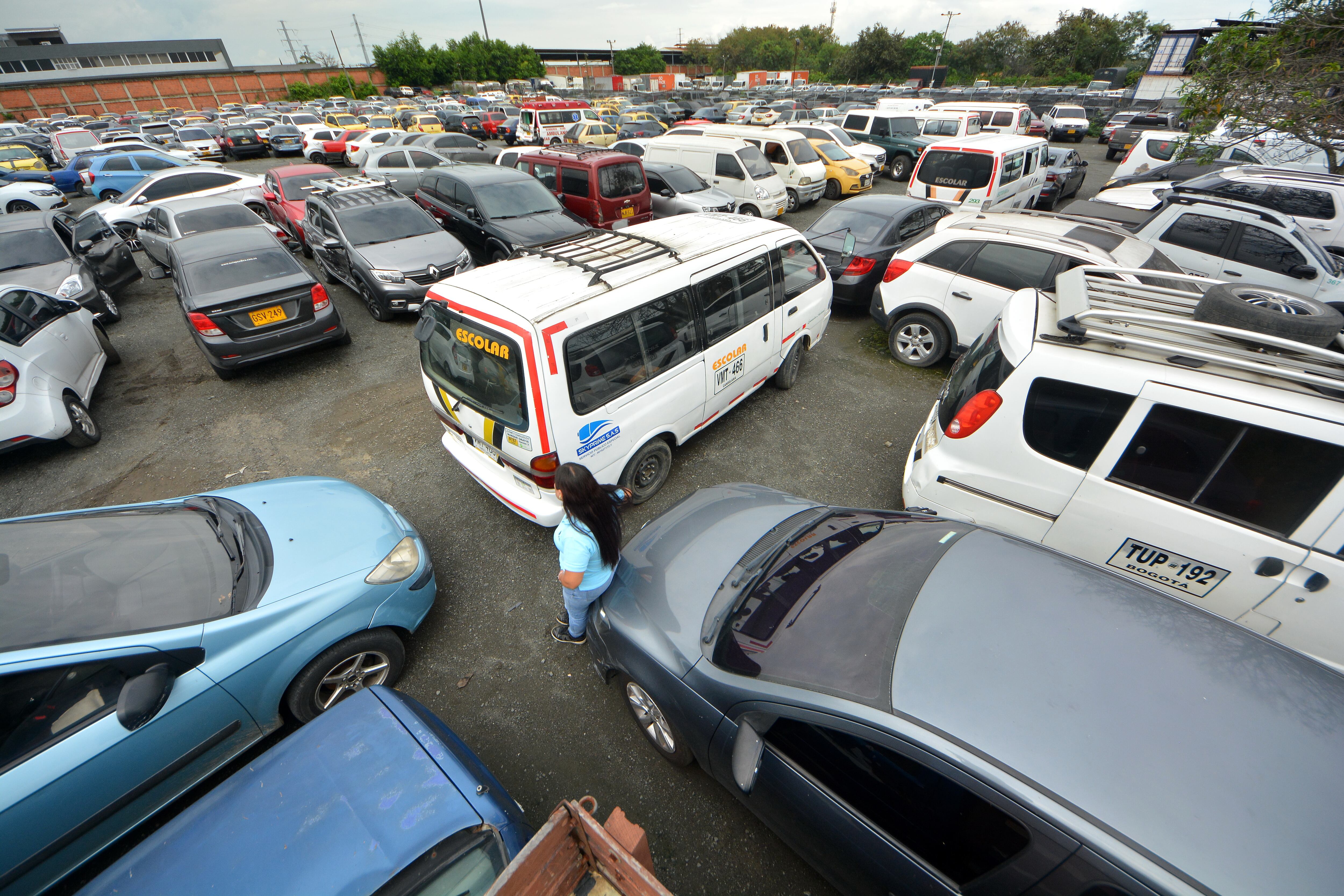 En los patios de tránsito de Cali, se encuentran más de 19 vehículos abandonados, entre motos y carros. Ya no hay espacio para más. 11 de febrero de 2025. Foto Jorge Orozco / El País.