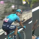 Samuelle Battistella, ciclista del Astana se llevó el show al repartir pinchos de carne.