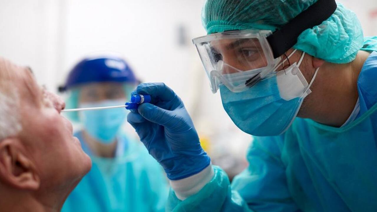 Desarrollan producto nasal que limita el contagio del coronavirus. El proyecto científico continúa en pruebas clínicas.