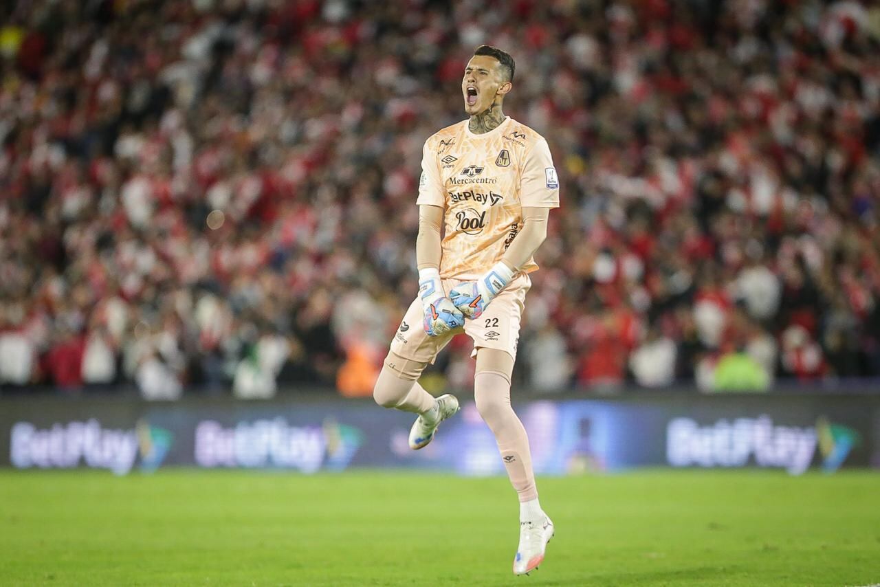 Tolima celebra su triunfo sobre Santa Fe en Bogotá.