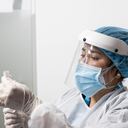 Guantes y jeringas, insumos básicos en el proceso de vacunación