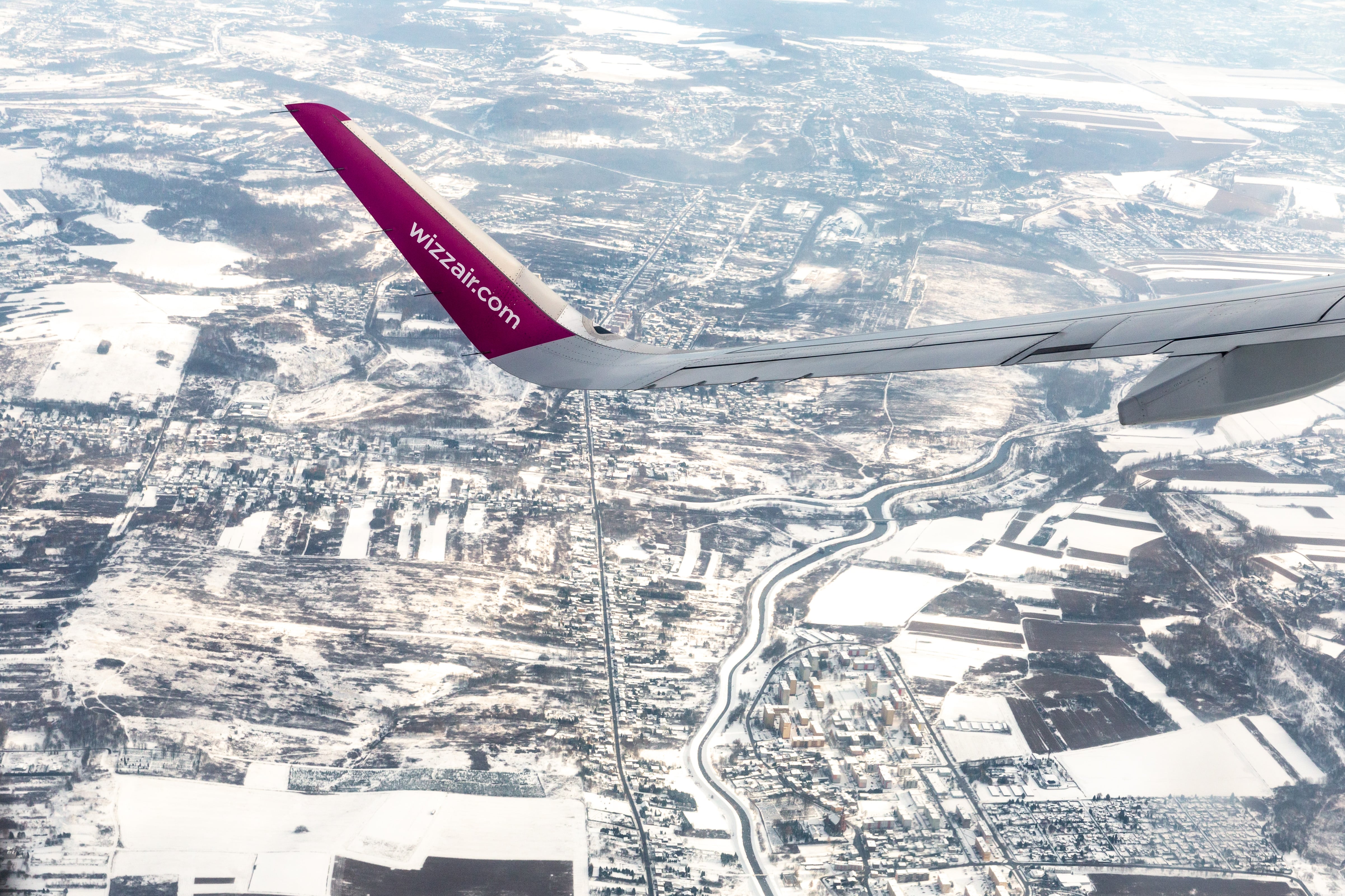 Vista aérea de un avión sobrevolando una zona con bajas temperaturas y nieve. Imagen de referencia