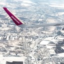Vista aérea de un avión sobrevolando una zona con bajas temperaturas y nieve. Imagen de referencia