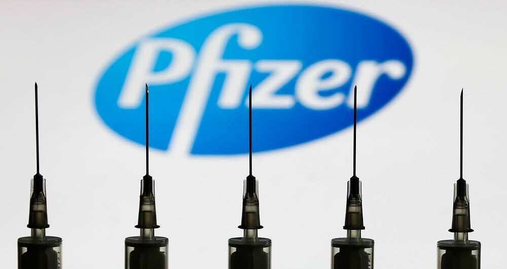 La luz verde del regulador británico es un "momento histórico", según el presidente del laboratorio estadounidense Pfizer, Albert Bourla, que desarrolla este proyecto con el alemán BioNTech. Foto: Getty. 