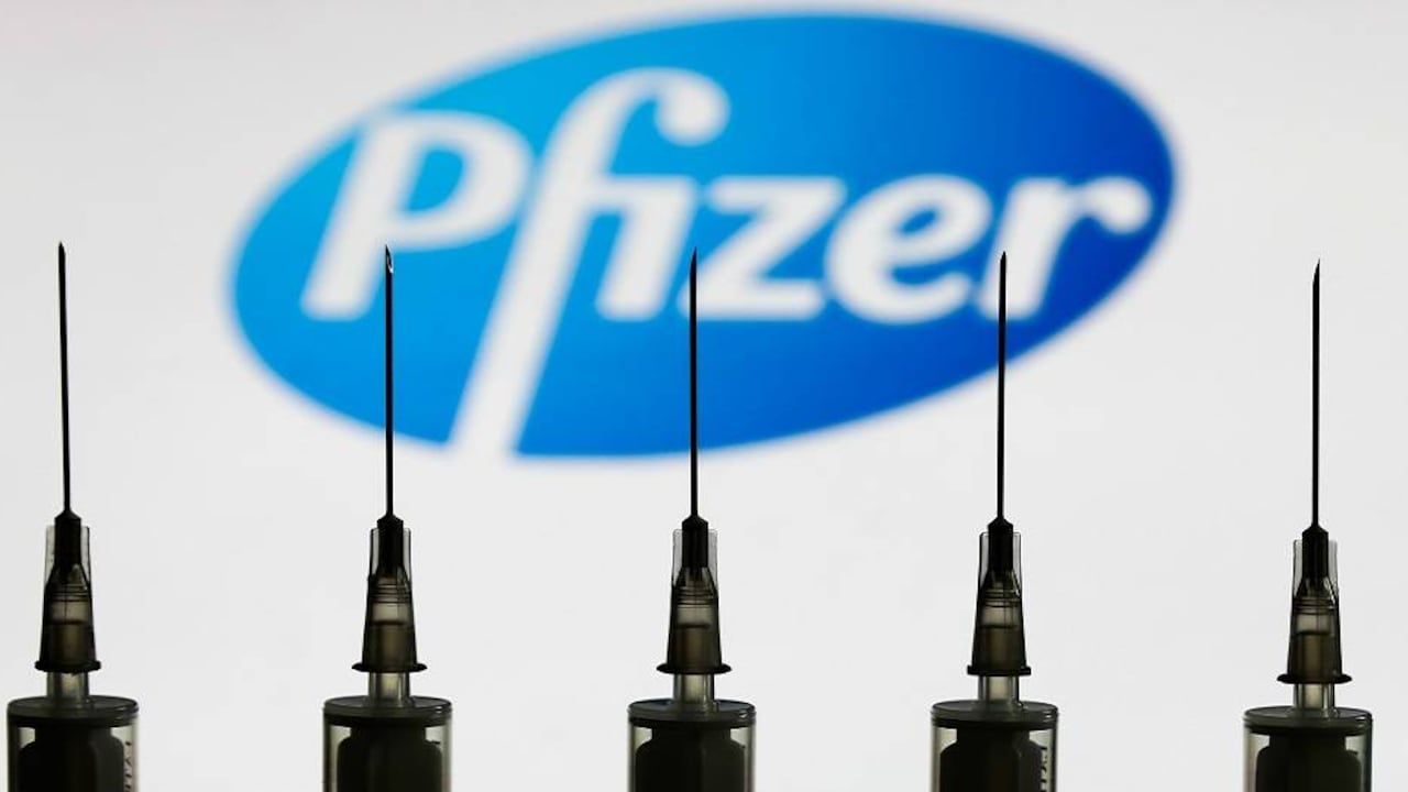 La luz verde del regulador británico es un "momento histórico", según el presidente del laboratorio estadounidense Pfizer, Albert Bourla, que desarrolla este proyecto con el alemán BioNTech.