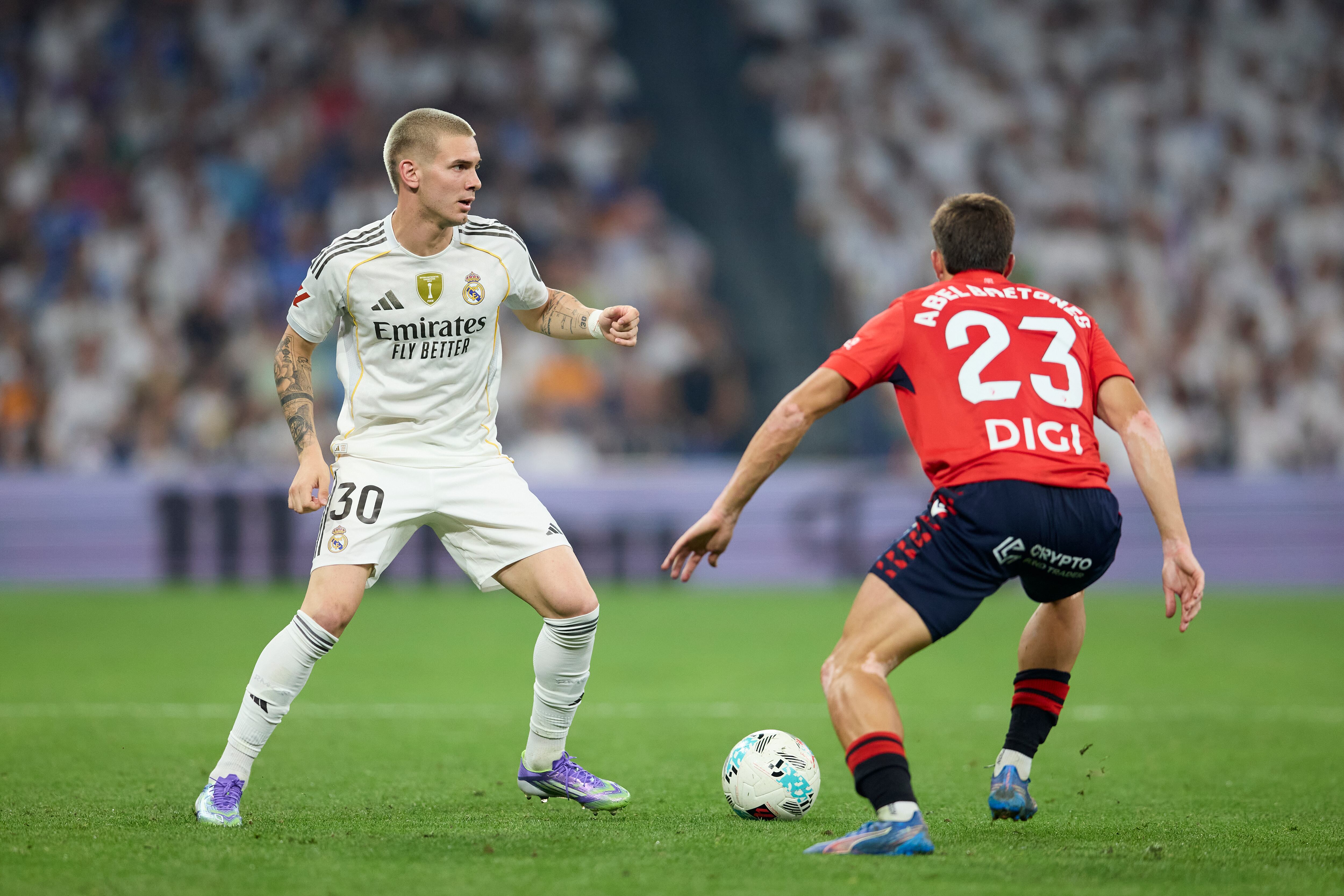 MADRID, SPAIN - AUGUST 19: Franco Mastantuono of Real Madrid CF carries the ball whilst under pressure from Abel Bretones of CA Osasuna during the LaLiga EA Sports match between Real Madrid CF and CA Osasuna at Estadio Santiago Bernabeu on August 19, 2025 in Madrid, Spain. (Photo by Ion Alcoba Beitia/Getty Images)