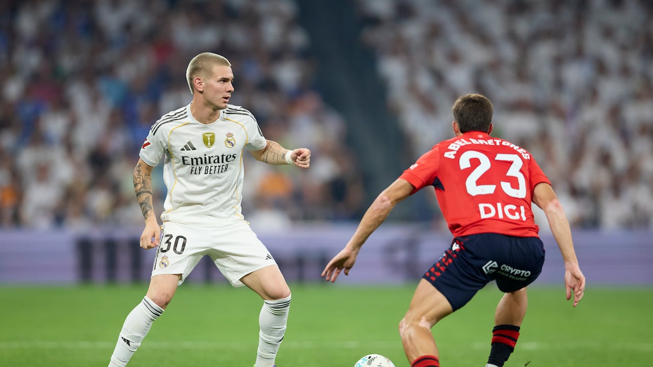 MADRID, SPAIN - AUGUST 19: Franco Mastantuono of Real Madrid CF carries the ball whilst under pressure from Abel Bretones of CA Osasuna during the LaLiga EA Sports match between Real Madrid CF and CA Osasuna at Estadio Santiago Bernabeu on August 19, 2025 in Madrid, Spain. (Photo by Ion Alcoba Beitia/Getty Images)