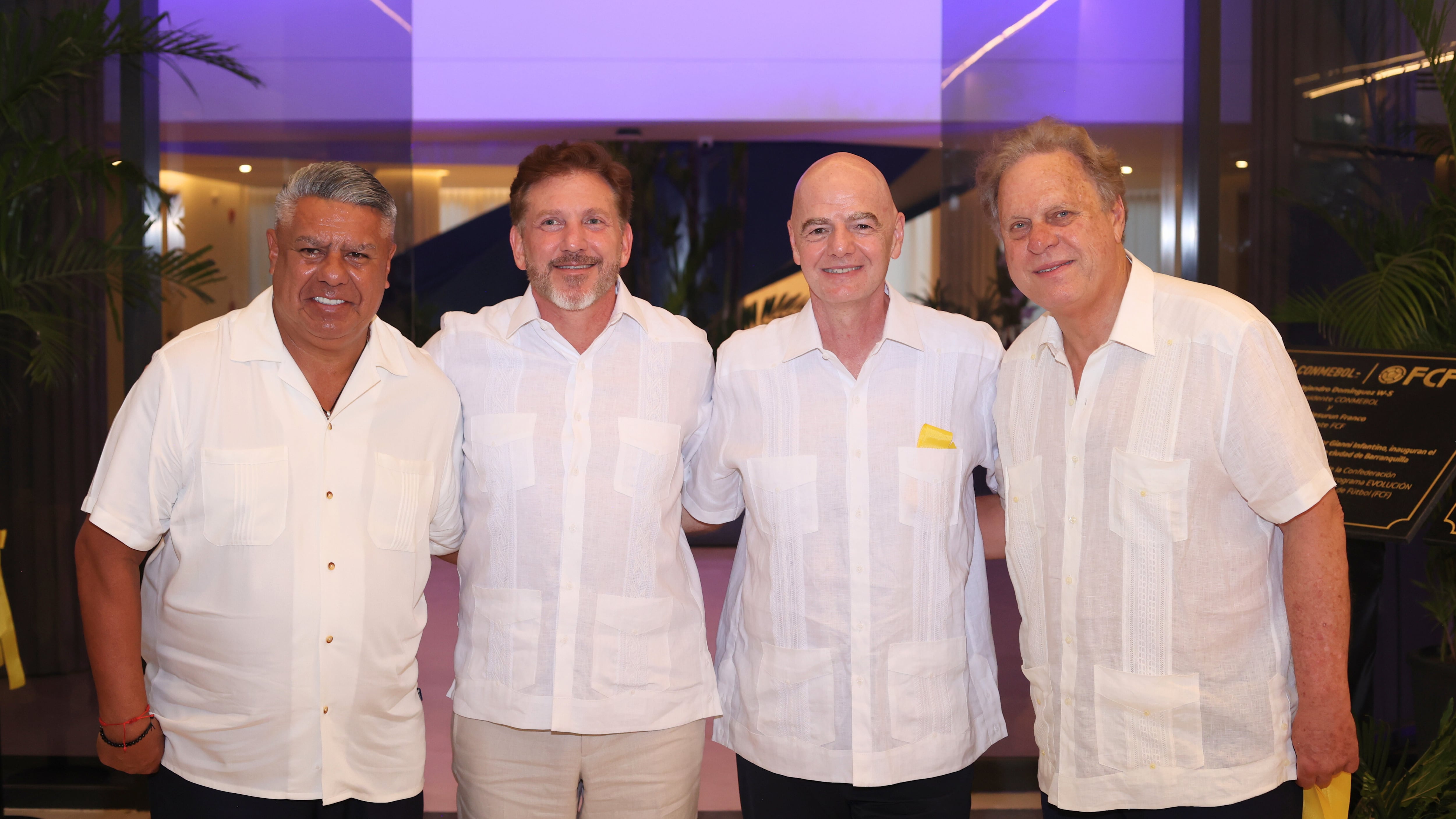 De izquierda a derecha: Claudio 'Chiqui' Tapia, presidente de la AFA; Alejandro Domínguez, presidente de la Conmebol; Gianni Infantino, presidente de la FIFA; y ramón Jesurún, presidente de la FCF.