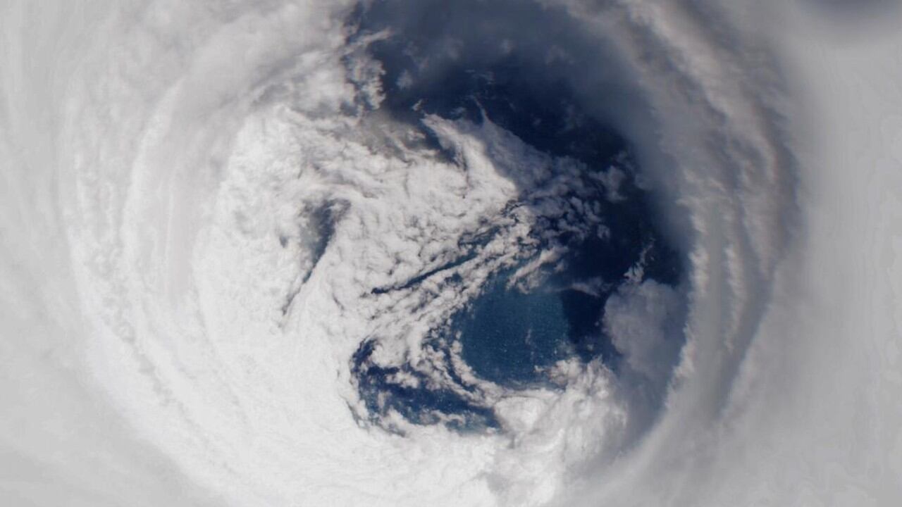 El ojo del huracán Melissa reveló una estructura bien formada de 18 kilómetros de extensión.