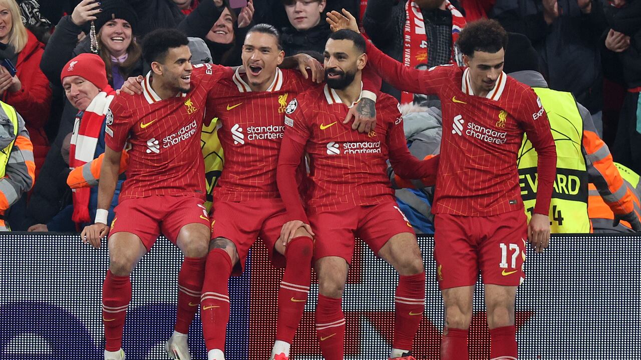 Liverpool celebra su clasificación a los octavos de final de la Champions League.