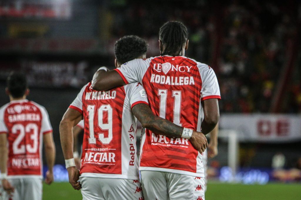 Morelo y Rodallega abrazados celebrando un gol de Santa Fe