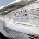 Esta fotografía publicada por UNICEF el miércoles 24 de febrero de 2021 muestra el primer envío de vacunas COVID-19 distribuidas por la instalación COVAX llegando al aeropuerto internacional de Kotoka en Accra, Ghana. Ghana se ha convertido en el primer país del mundo en recibir vacunas adquiridas a través de la iniciativa COVAX respaldada por las Naciones Unidas con una entrega de 600.000 dosis de la vacuna AstraZeneca fabricada por el Serum Institute of India. Foto: Francis Kokoroko / UNICEF vía AP.