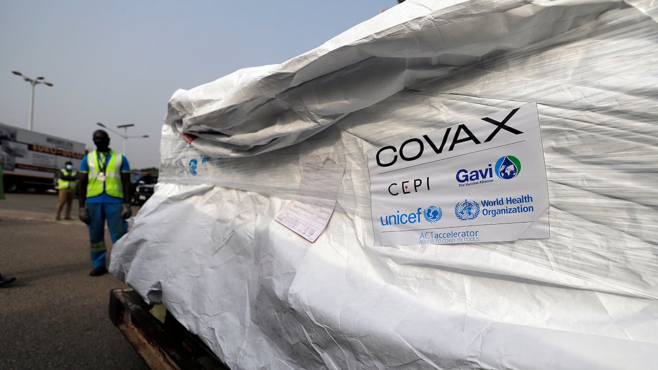 Esta fotografía publicada por UNICEF el miércoles 24 de febrero de 2021 muestra el primer envío de vacunas COVID-19 distribuidas por la instalación COVAX llegando al aeropuerto internacional de Kotoka en Accra, Ghana. Ghana se ha convertido en el primer país del mundo en recibir vacunas adquiridas a través de la iniciativa COVAX respaldada por las Naciones Unidas con una entrega de 600.000 dosis de la vacuna AstraZeneca fabricada por el Serum Institute of India. Foto: Francis Kokoroko / UNICEF vía AP.