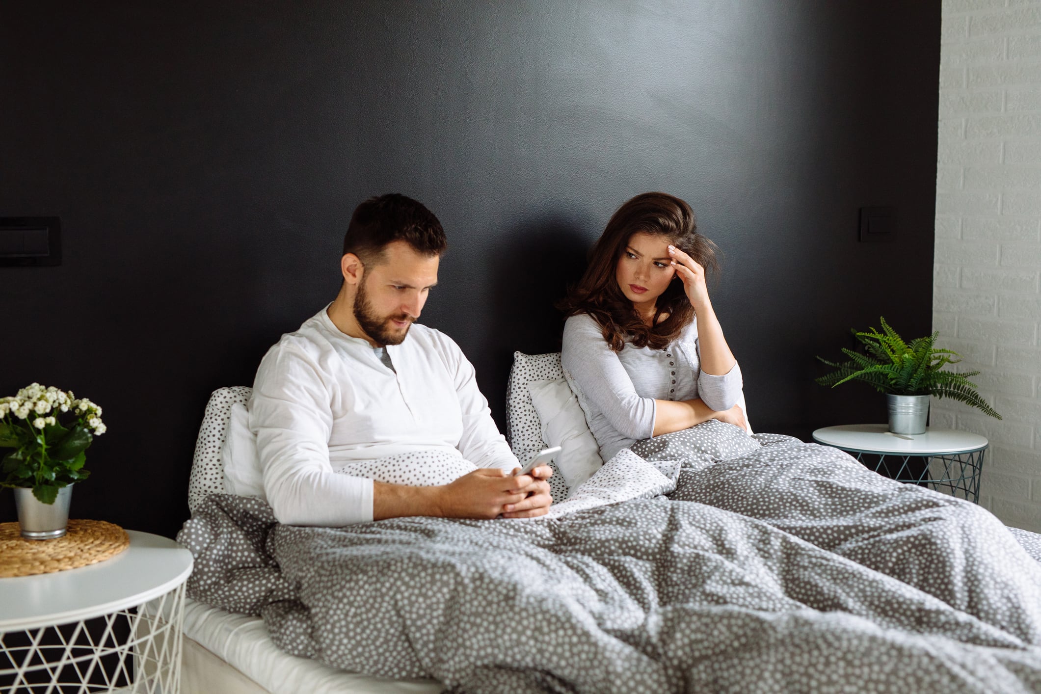 Descubriendo la realidad virtual: Cómo el comportamiento en línea podría indicar una posible traición.