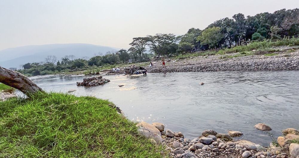 Tienen que pasar caminos complicados.