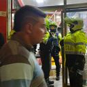 Los sujetos que dispararon contra un hombre, en un asadero de pollos, emprendieron la huida. Foto: Germán Burgos.