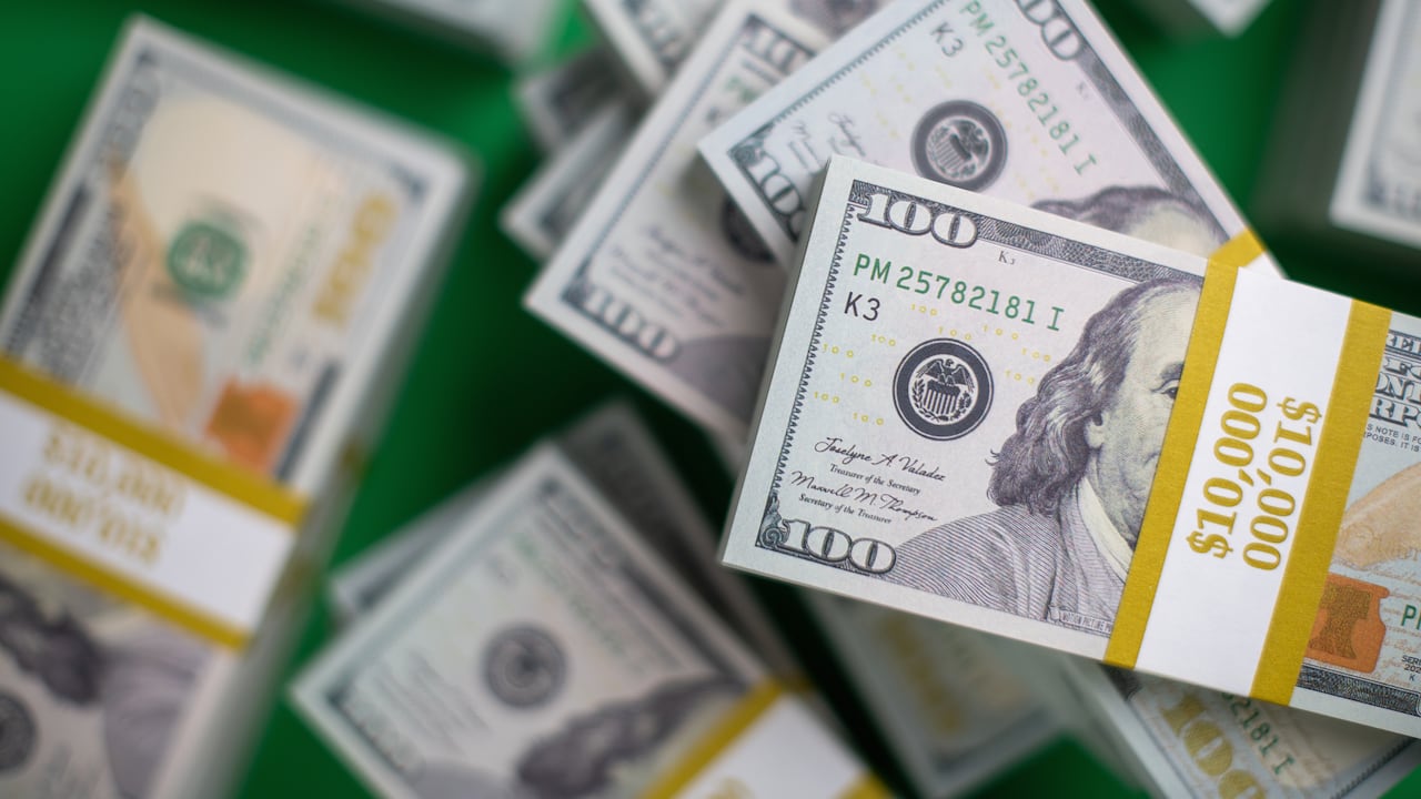 El dólar se mantiene por encima de los 3.800 pesos.