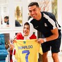 Cristiano Ronaldo junto a la artista Fatemeh Hamami.