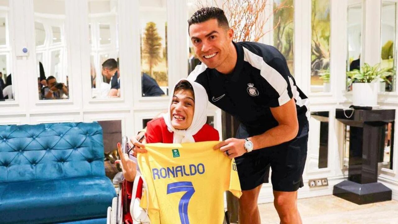 Cristiano Ronaldo junto a la artista Fatemeh Hamami.