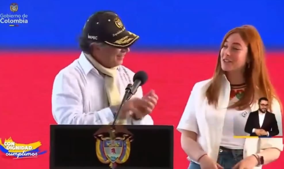 Petro aplaude la respuesta de Miranda quien le dice "que me feliciten porque encontrar el amor no es fácil". Foto: Tomada de redes / El País