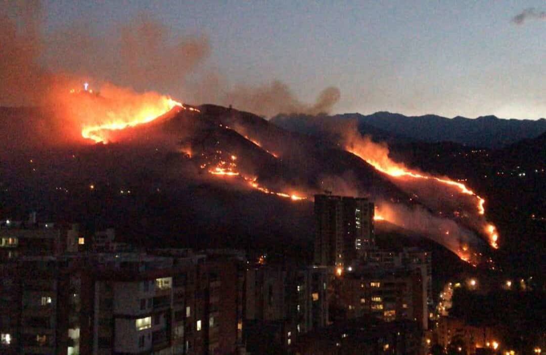Las llamas se extendieron a lo largo de los cerros ubicados al oeste de Cali y por los fuertes vientos se extendieron de norte a sur.